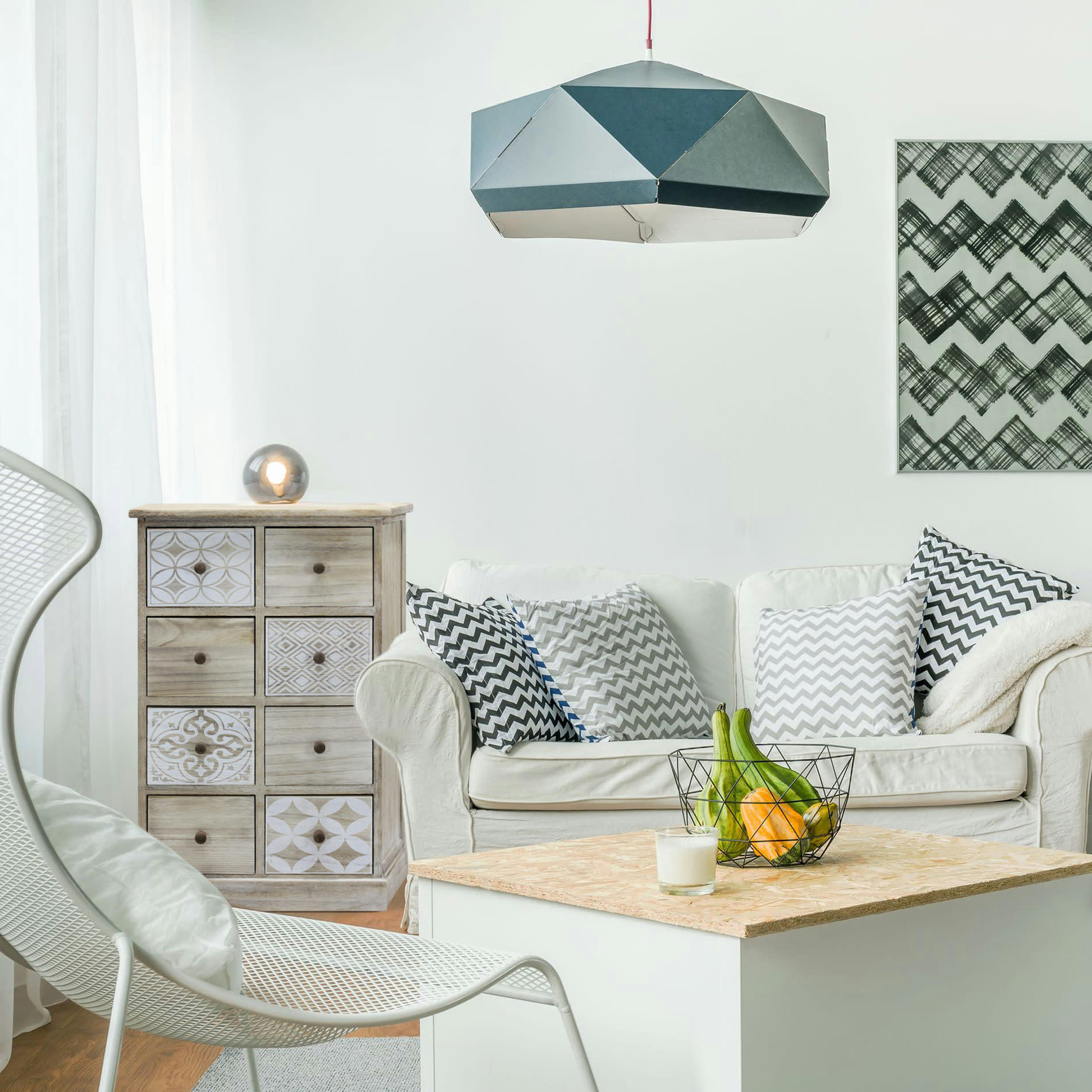 - Semainier avec 8 tiroirs en bois de paulownia brun et blanc