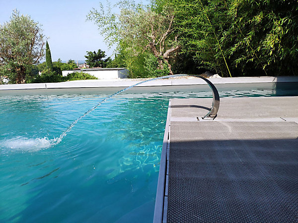 Cascade pour Piscine en INOX Fontaine Bassin Modèle Mini Cobra Hauteur 35cm Largeur 10,5cm Profondeur 33cm Zenlys