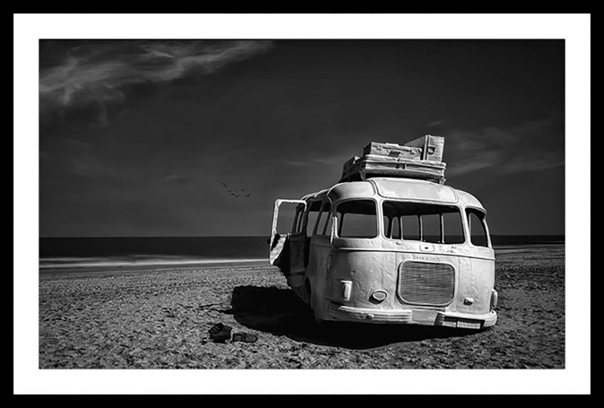 - Affiche beached bus avec cadre noir 45x30cm