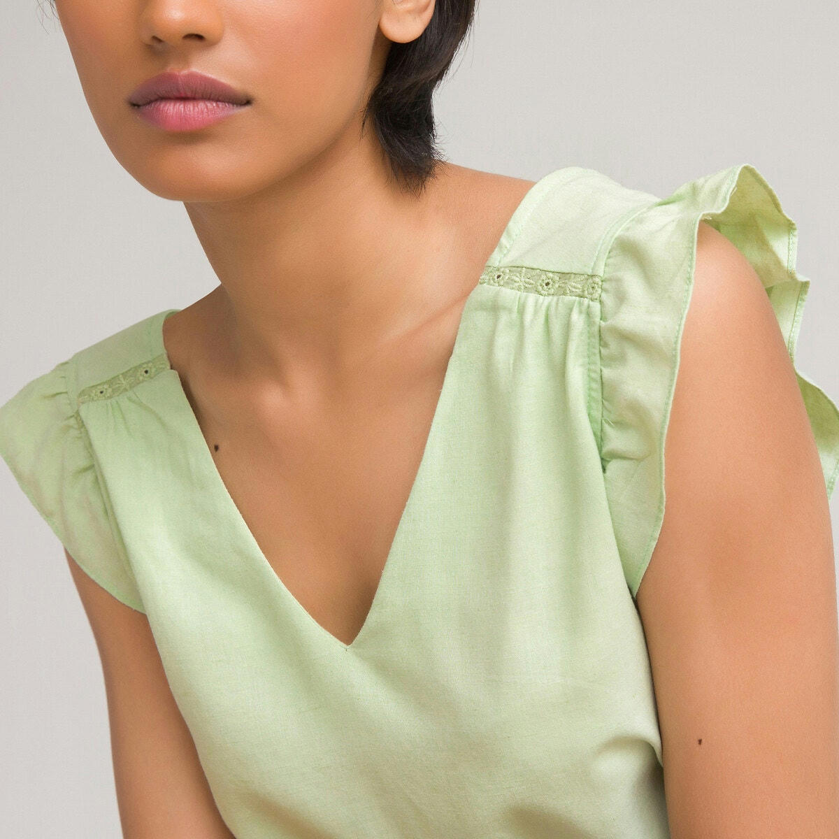 Blouse col v sans manches