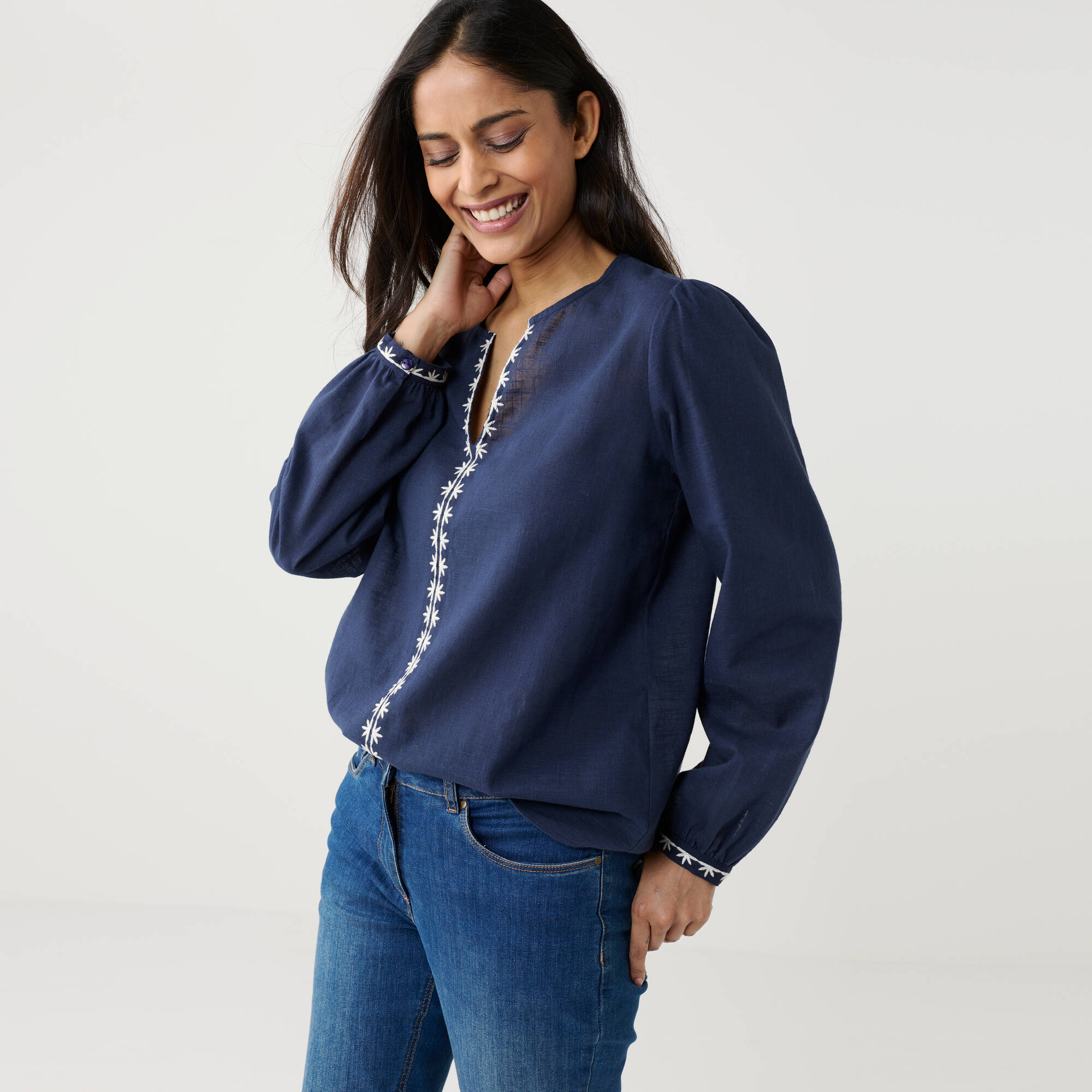 Blouse unie brodée en coton, col fendu