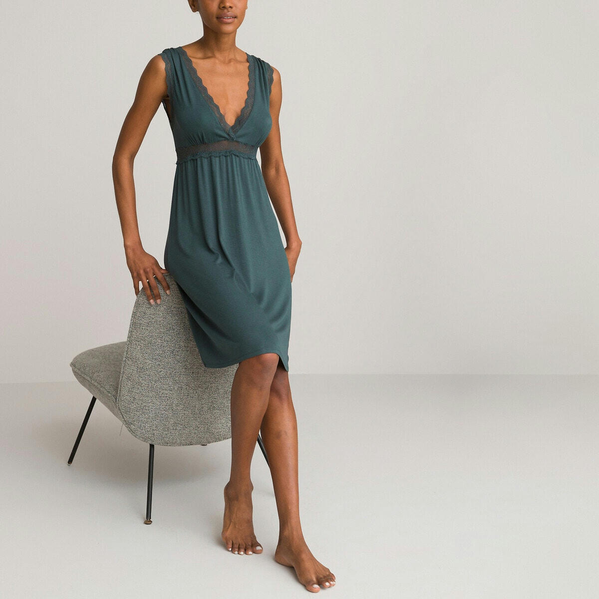 Chemise de nuit sans manches, détails dentelle