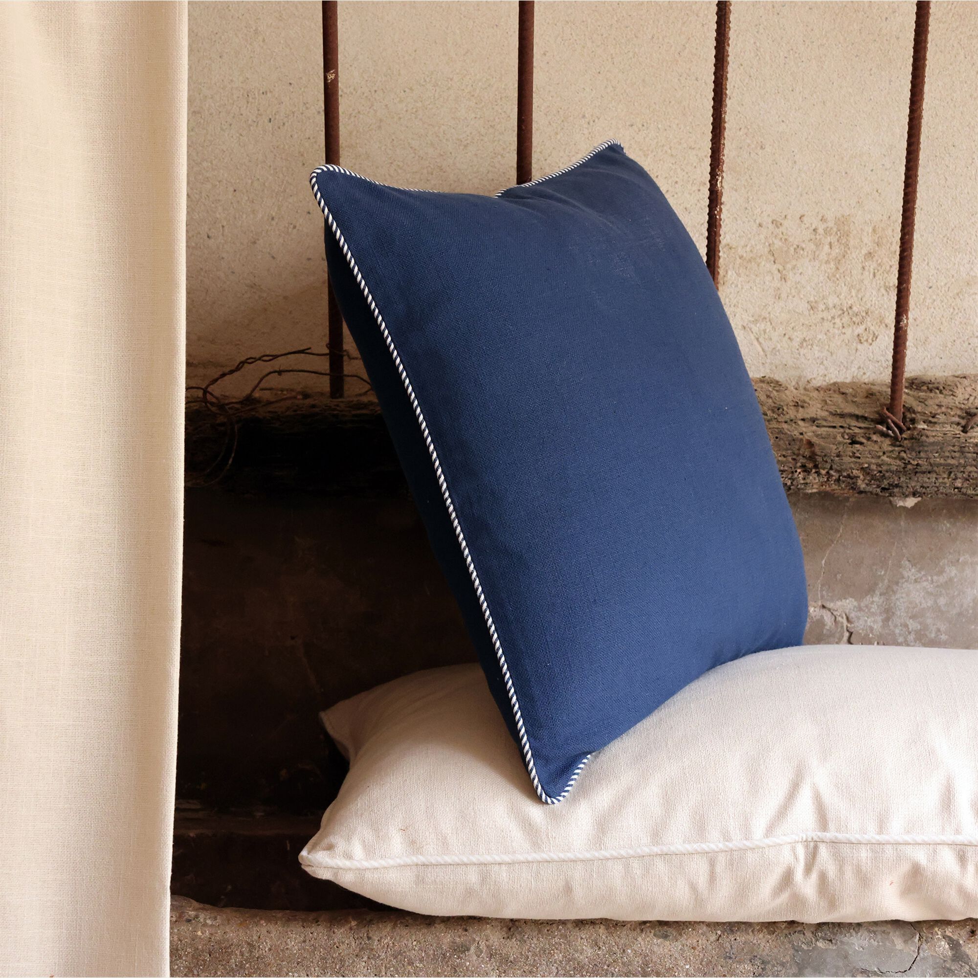 ARLES - Coussin à passepoil bicolore en coton 45x45cm - bleu abysse