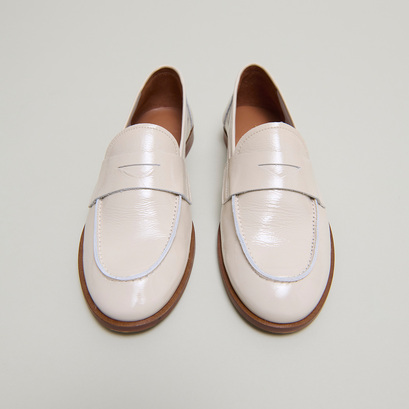 Mocassins à bouts rondsen vernis plissé écru | THELMA