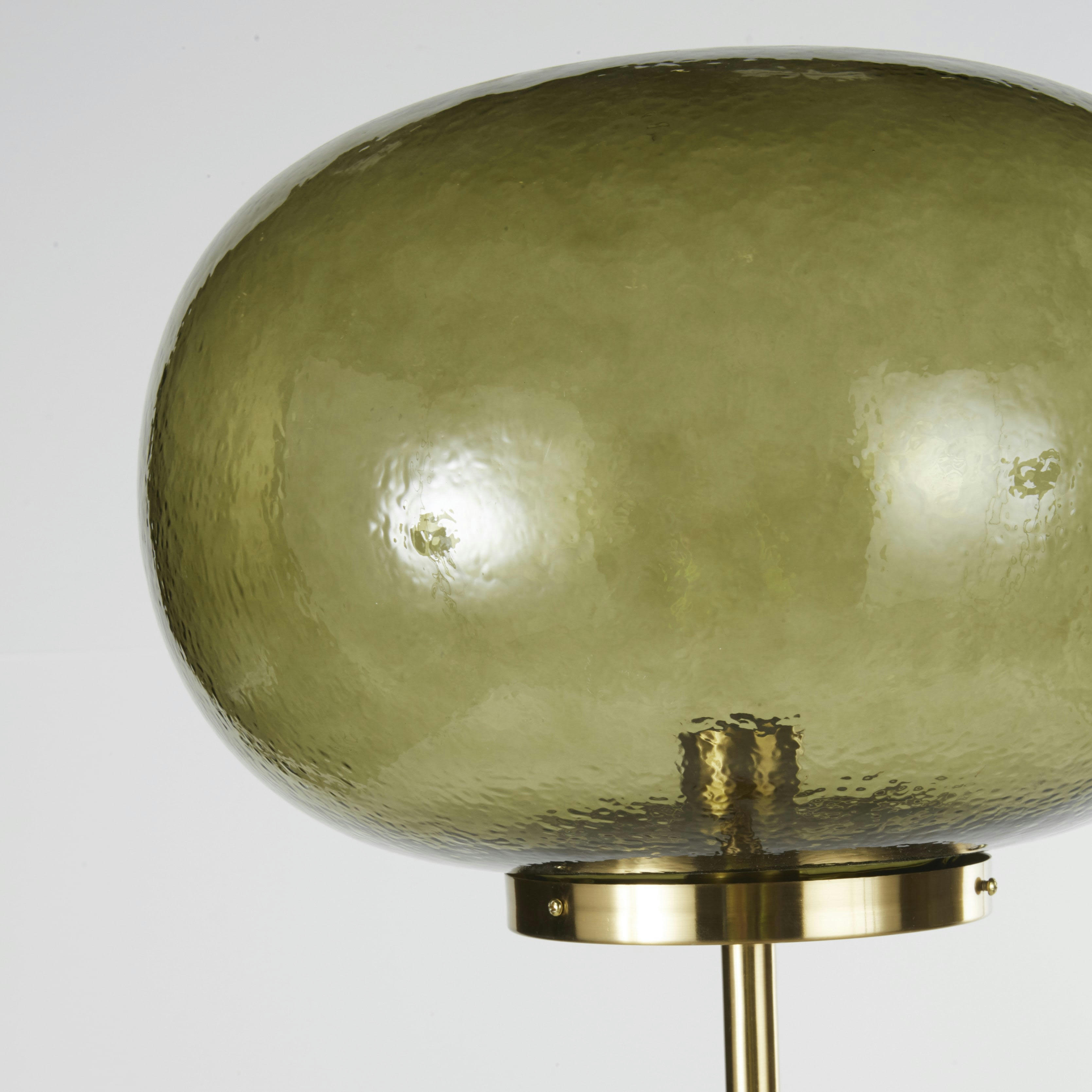 GABRIEL - Lampadaire en bois d'hévéa, métal doré et globe en verre martelé vert H150