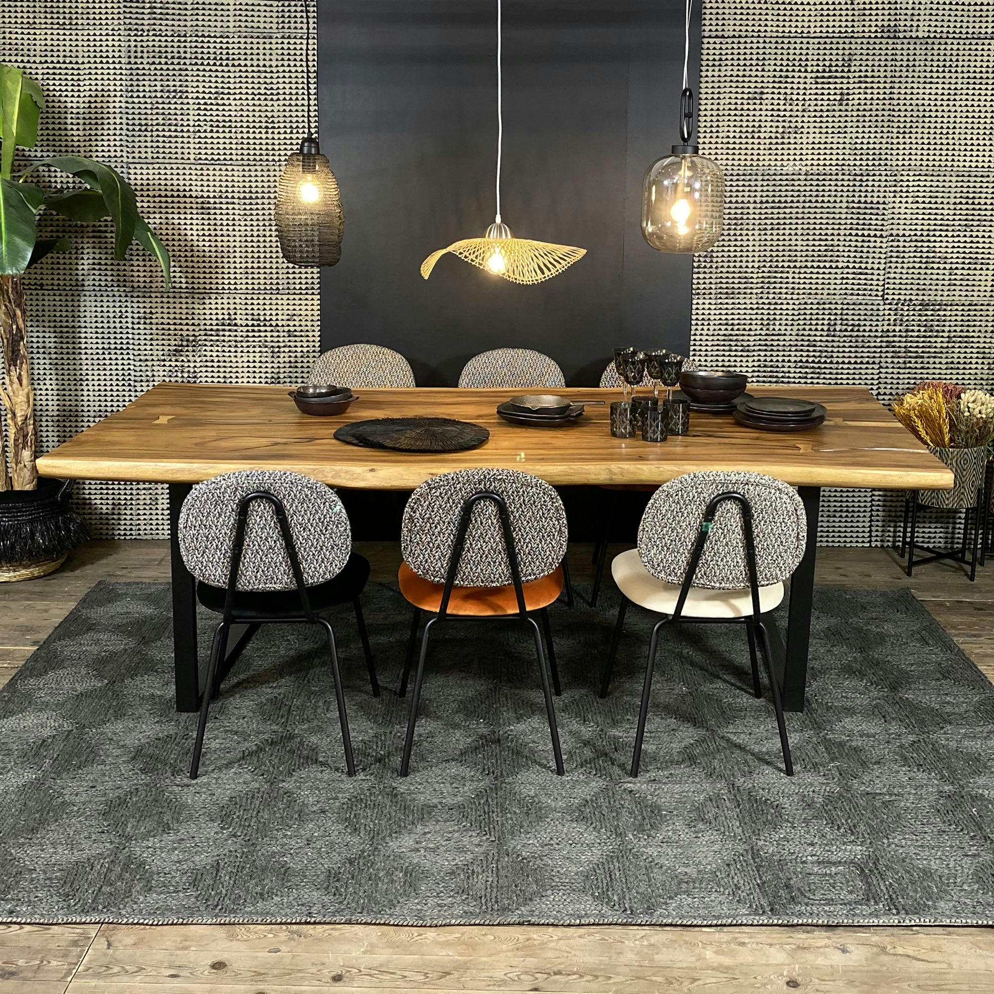 CALAO - Table en bois d'acacia et pieds en métal noir 250cm