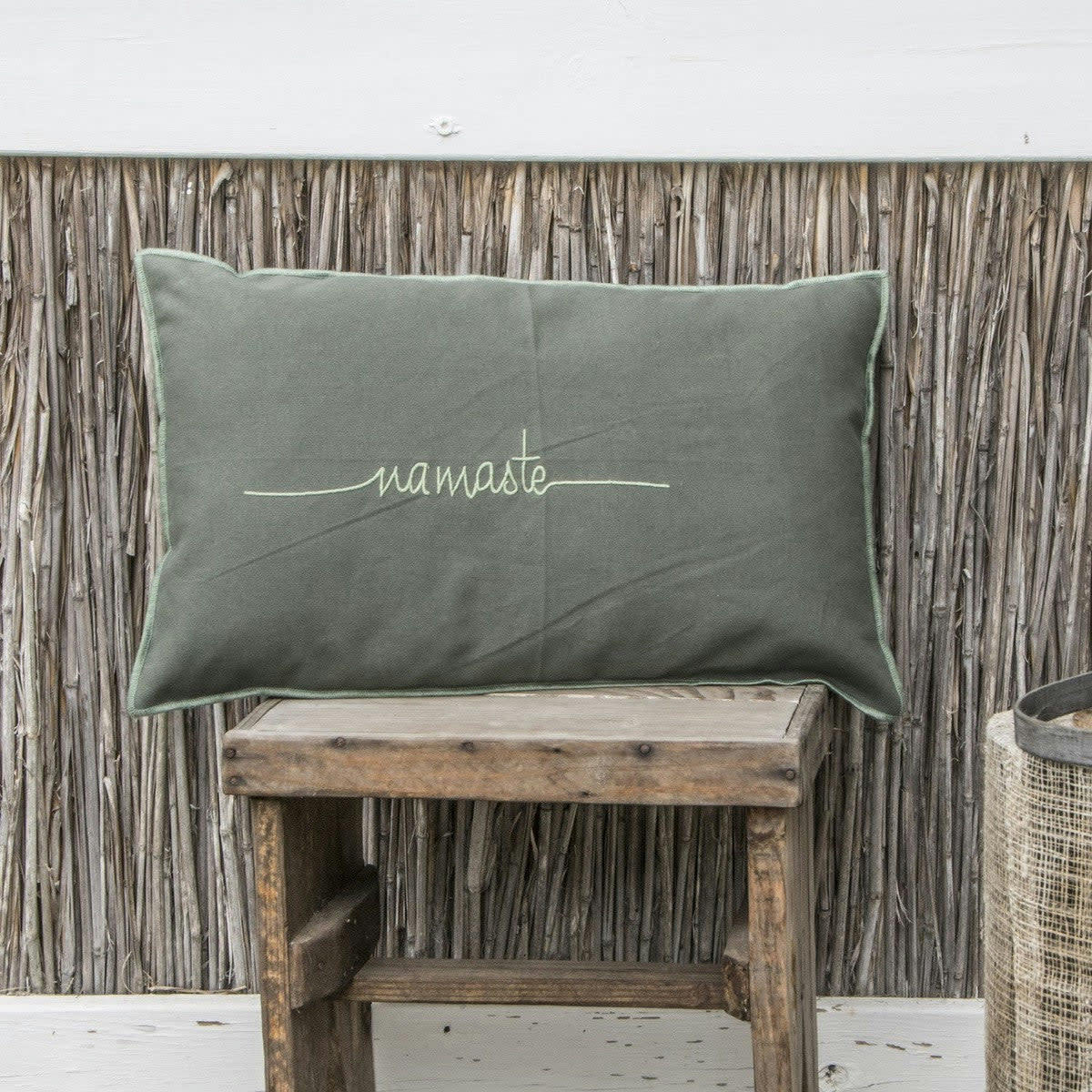 NAMASTE - Housse de coussin coton  50x30 vert kaki