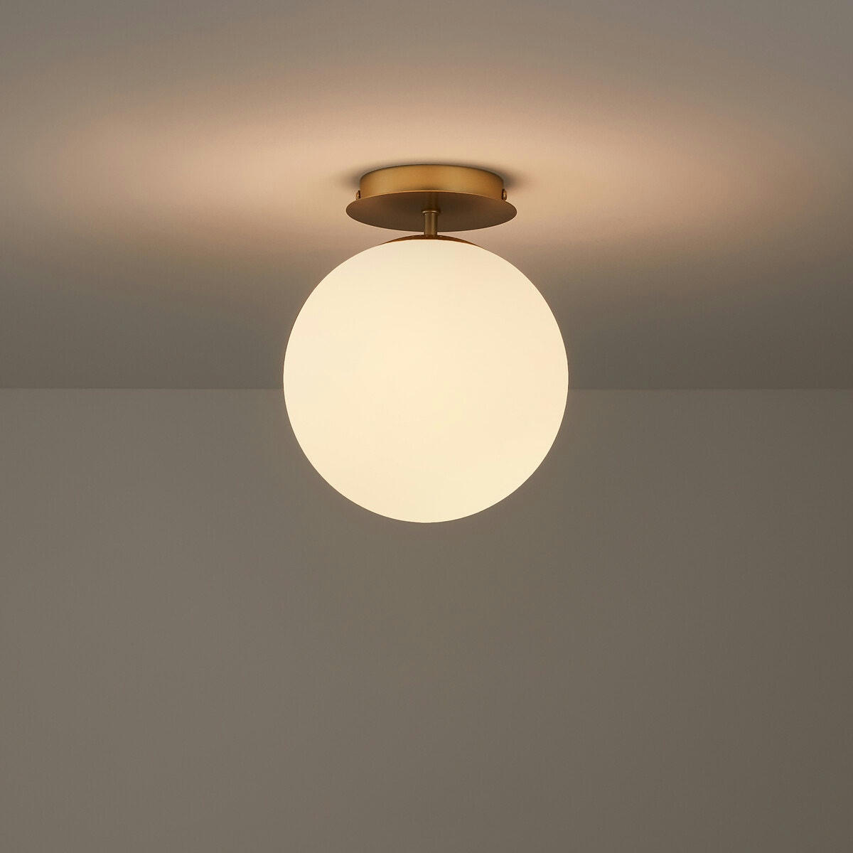 Plafonnier laiton et verre opaline, Moricio