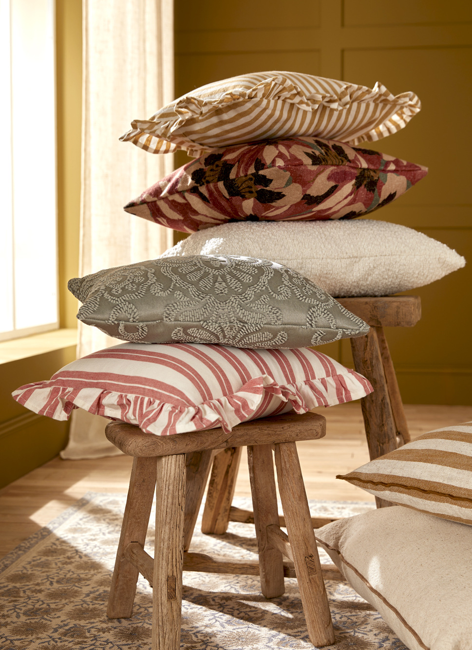 COUSSIN à RAYURES EN MATIÈRE TEXTURÉE OCRE
