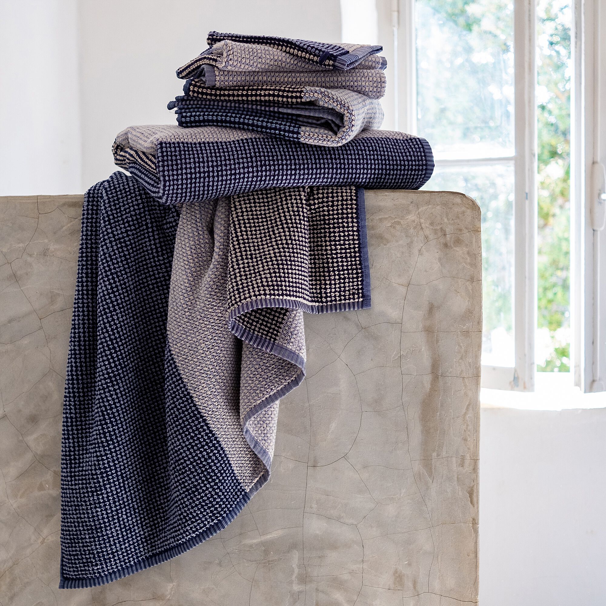 HUGO - Lot de 2 serviettes invité bouclette jacquard en coton - bleu 30x50cm