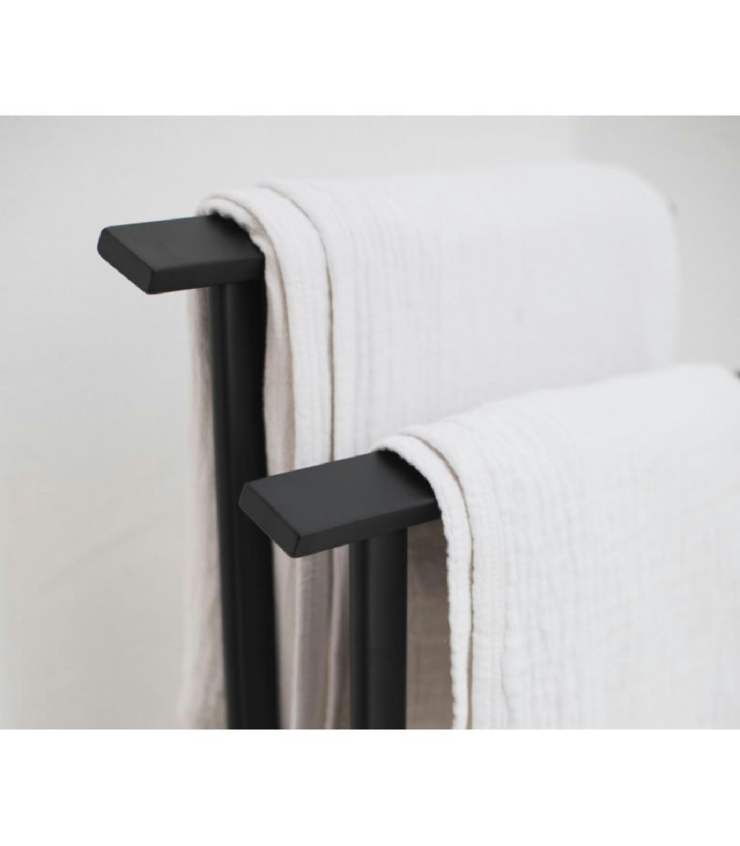DOUBLE - Porte serviette à poser double en métal noir mat H83cm