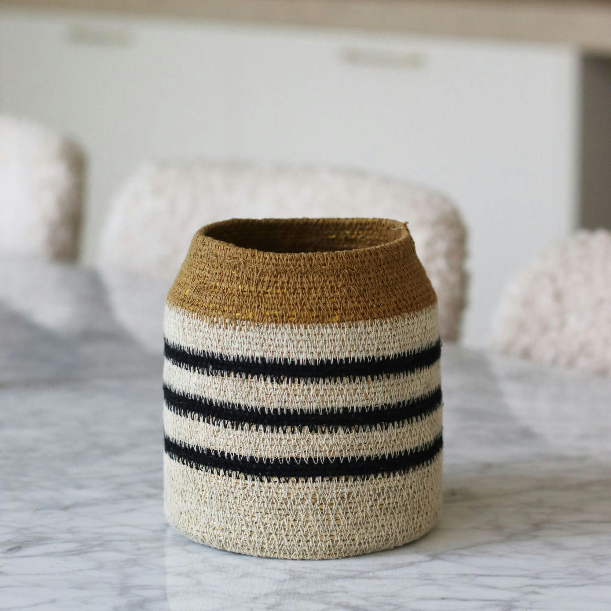 KASBA - Panier en jonc de mer naturel, safran et noir