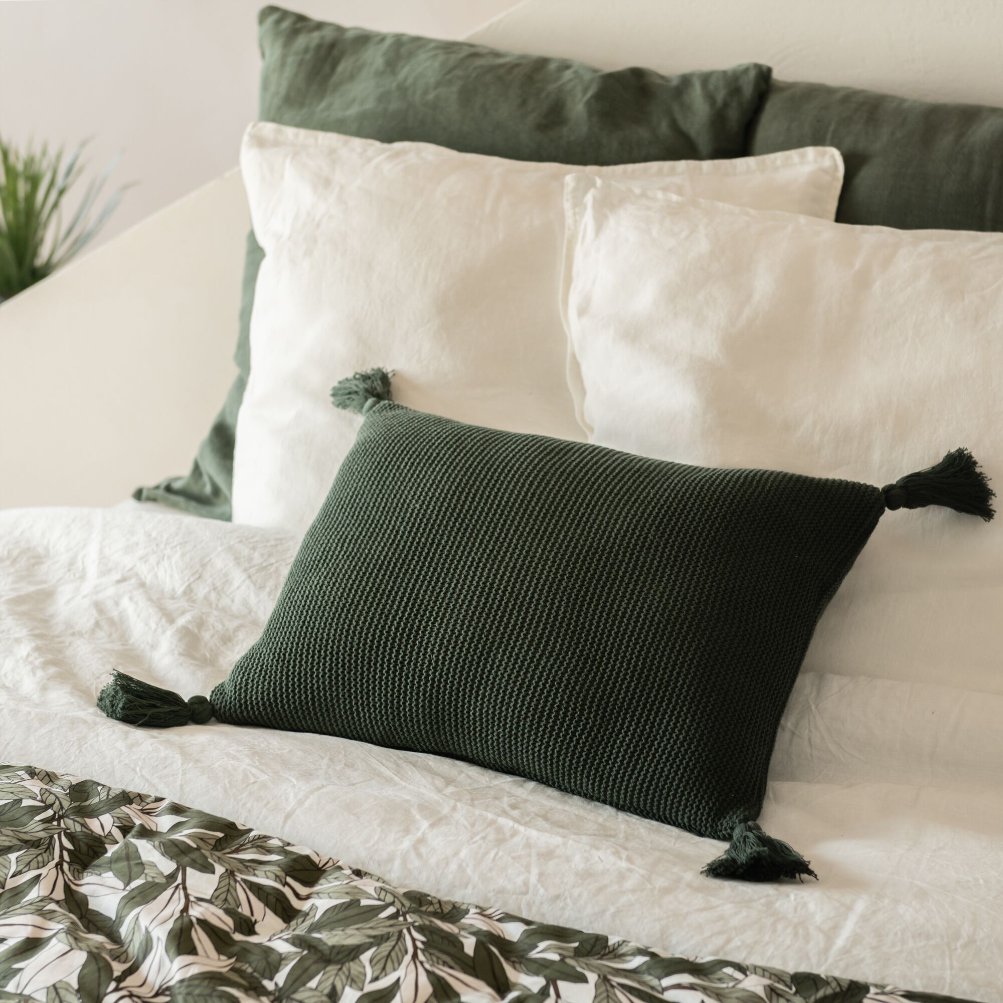 BAHIA - Coussin à pompons tricoté en coton 35x50cm - vert cèdre