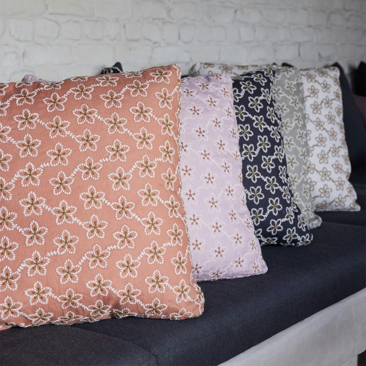 FLEURS - Housse de coussin en lin orange 45x45