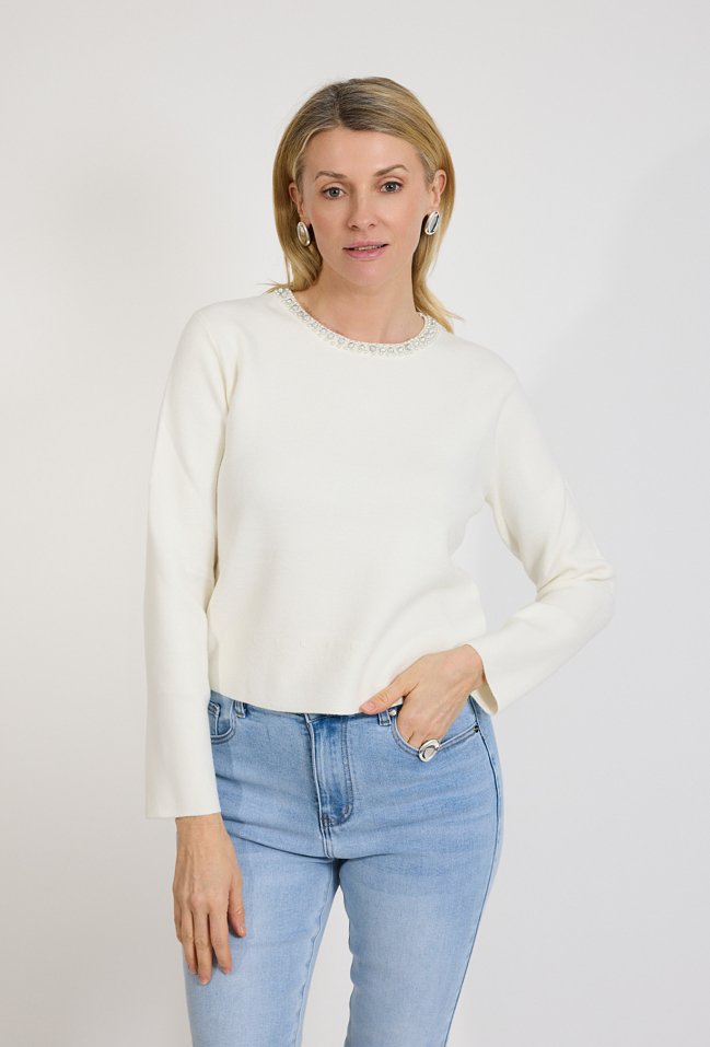 Elegancki sweter damski ecru z perełkami przy dekolcie