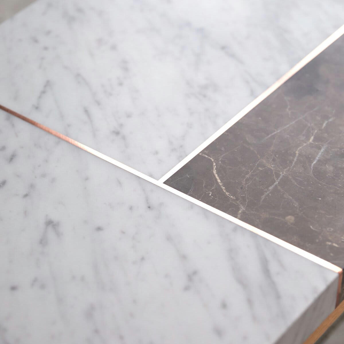 STONEPIET - Table basse en chêne massif et marbre 111x48 cm