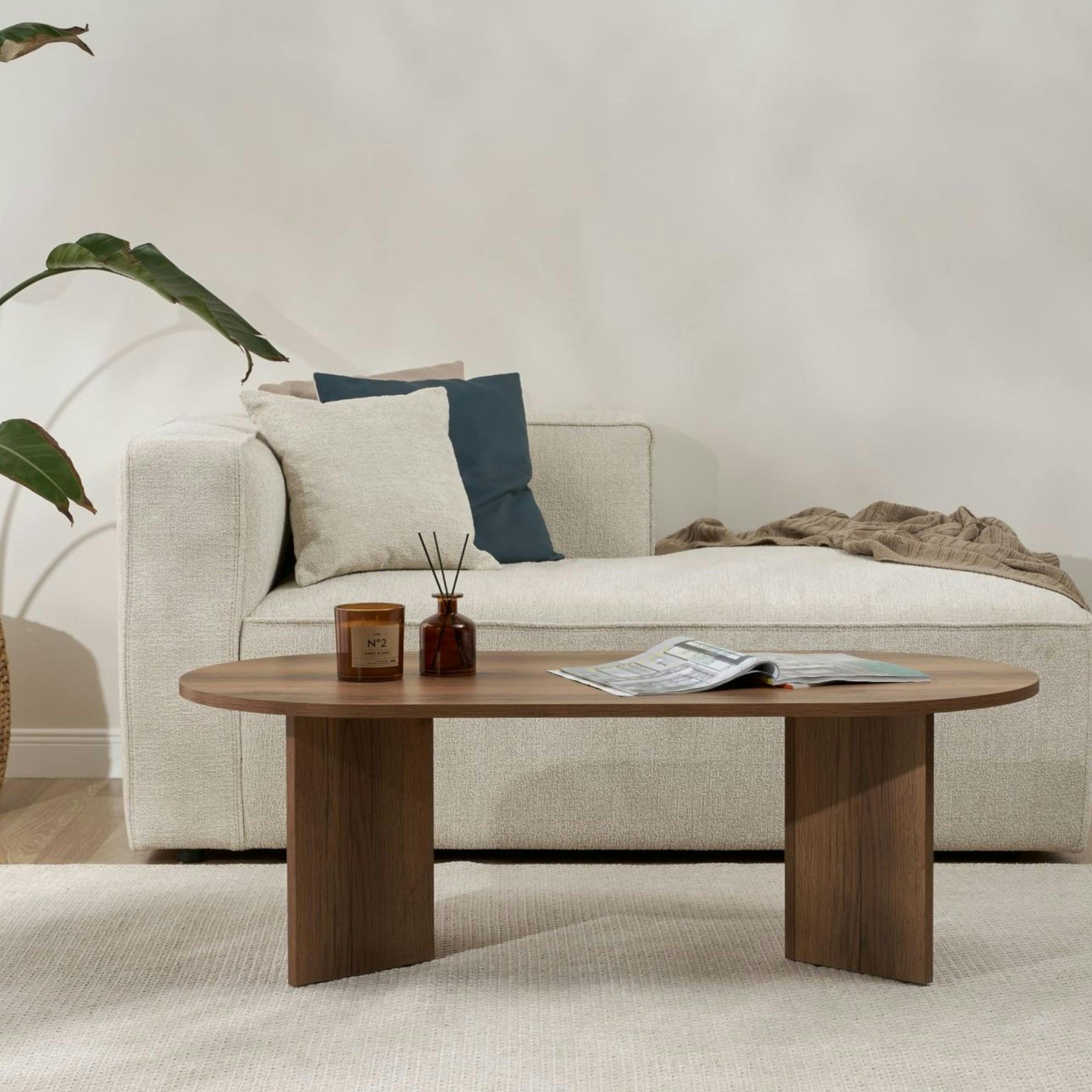 Table basse ovale effet noyer foncé - pieds en V MARFA