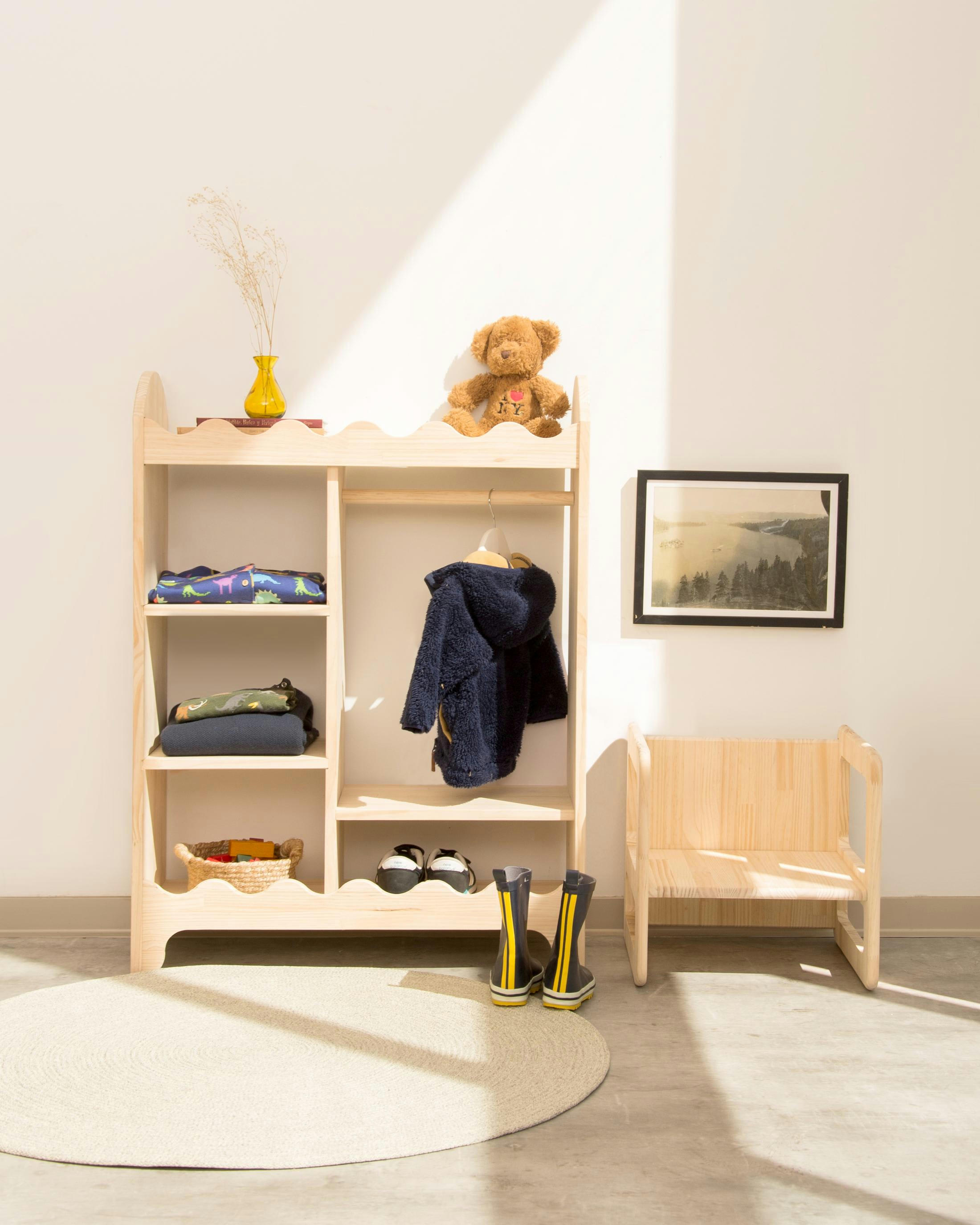 OTTO - Armoire en pin massif en couleur bois naturel style Montessori.