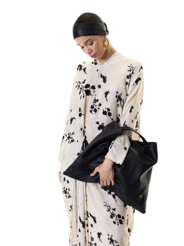 Black loose handbag with handle