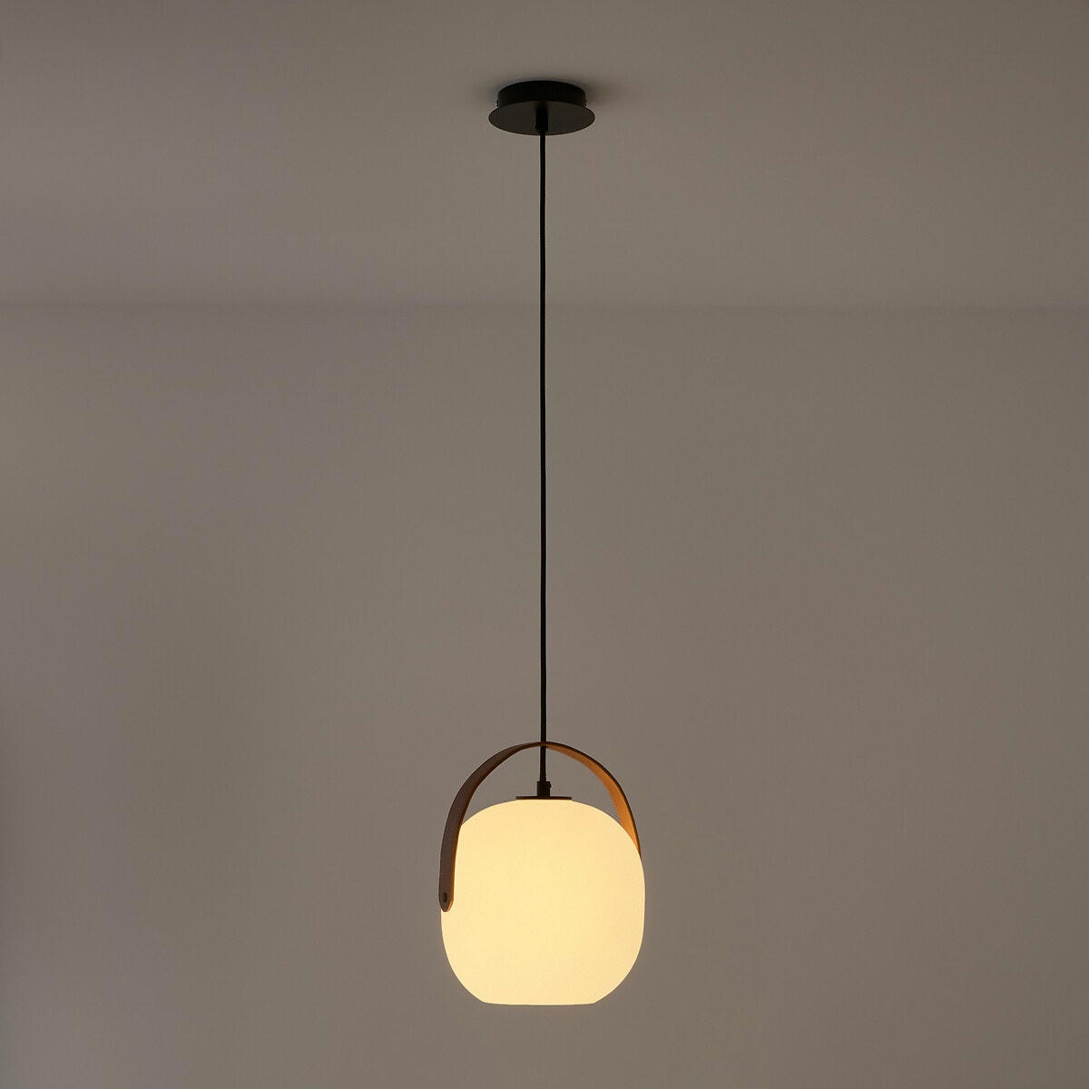 Suspension en verre opaline Ø23 cm, Kasito