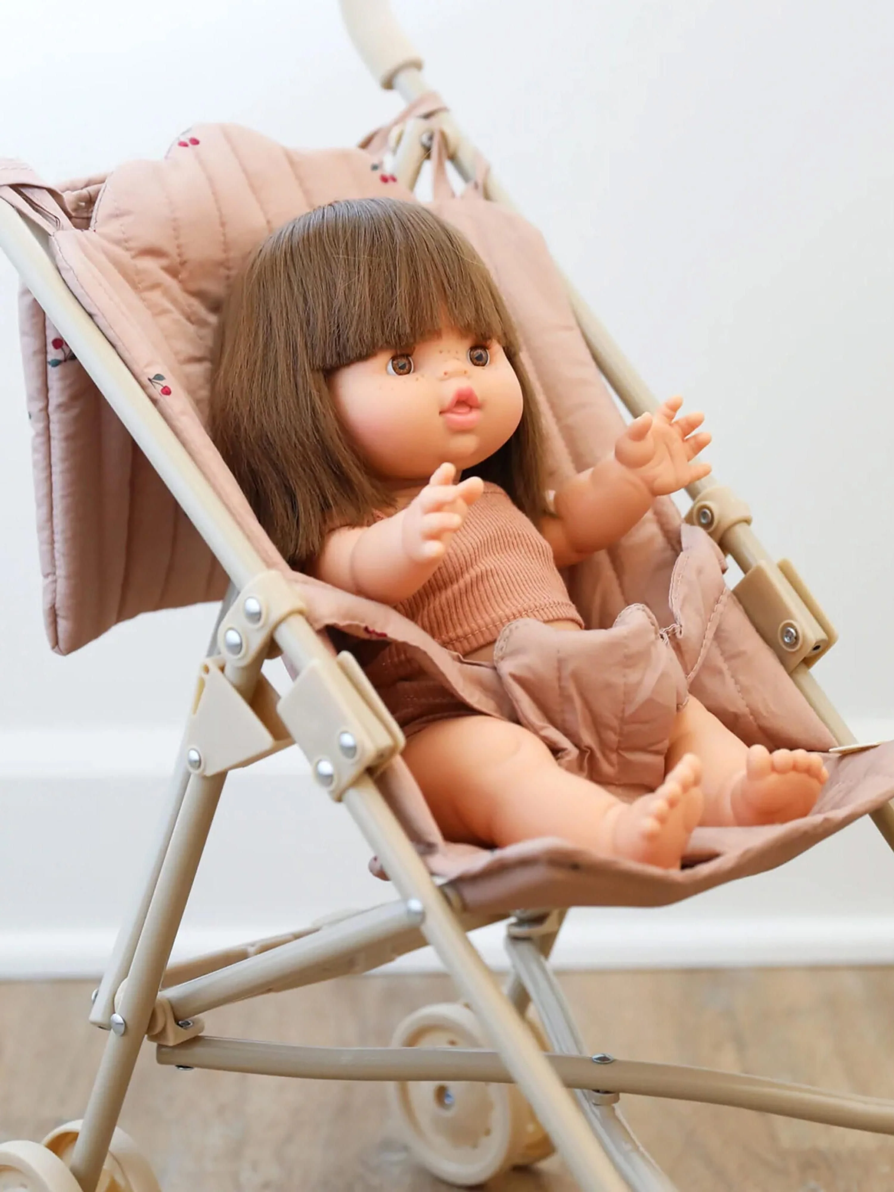 Puppenwagen Cherry Blush mit Gurt und Tragetasche