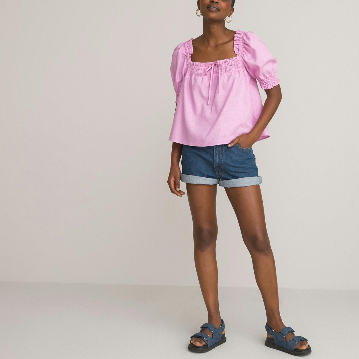 Blouse col carré, manches courtes