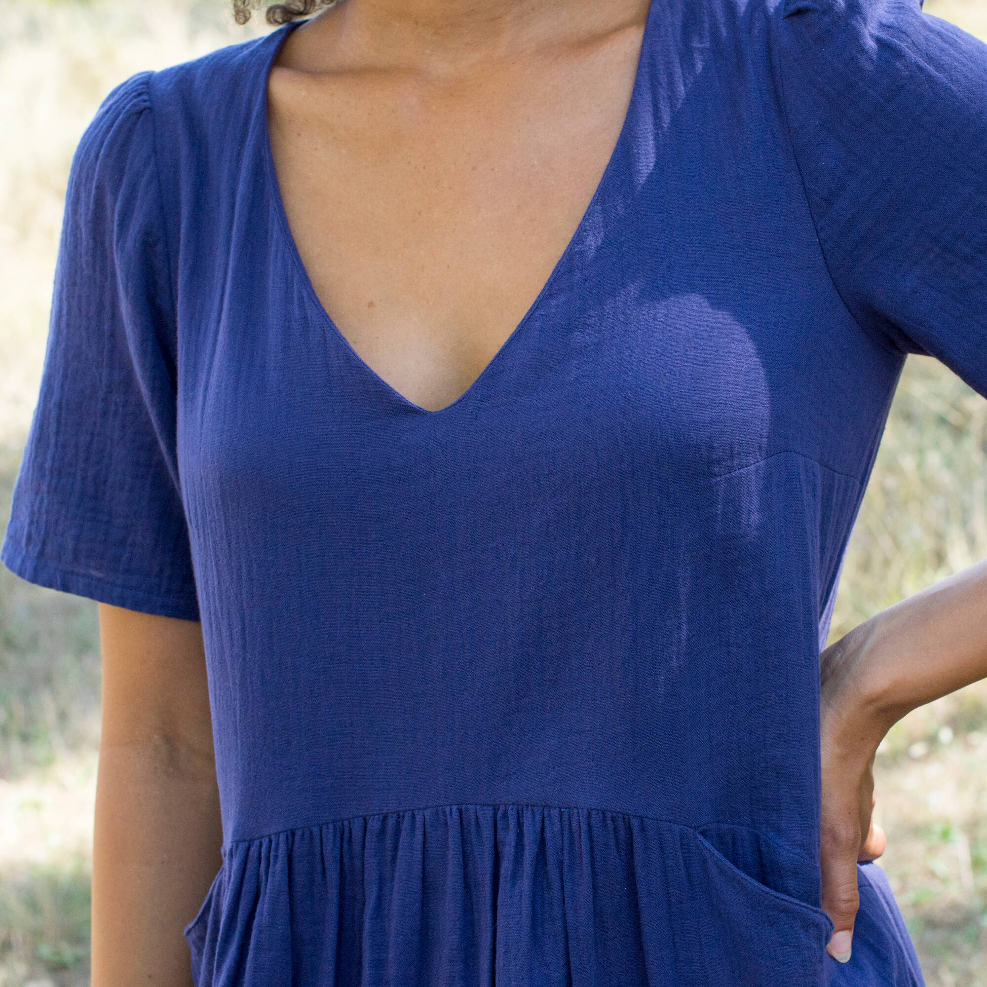 Robe longue unie col V, gaze de coton