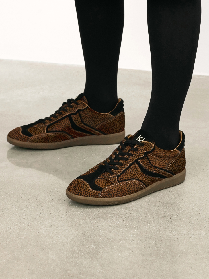 Leather sneakers with natural bristles