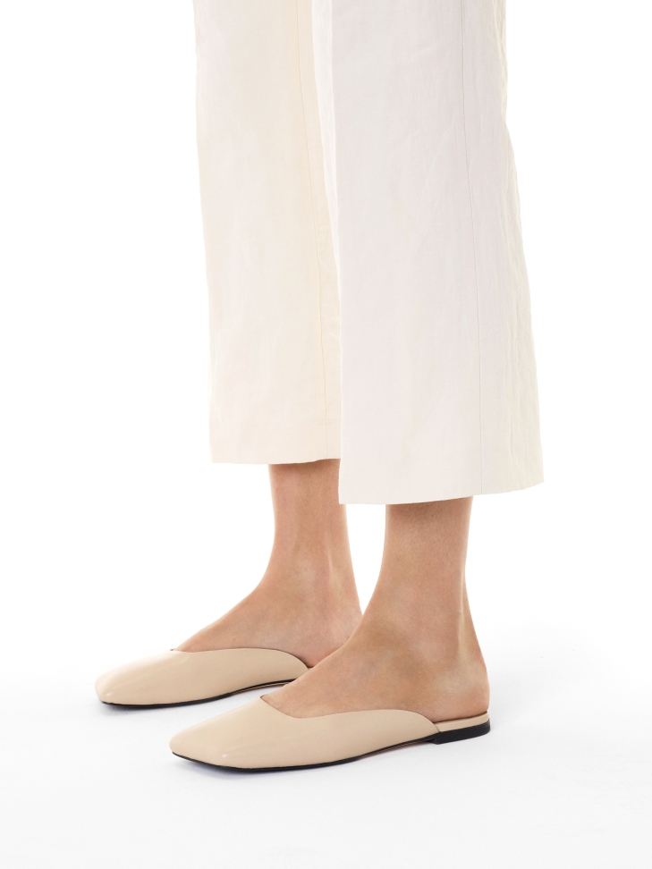 Leather slides on a flat sole with a square front