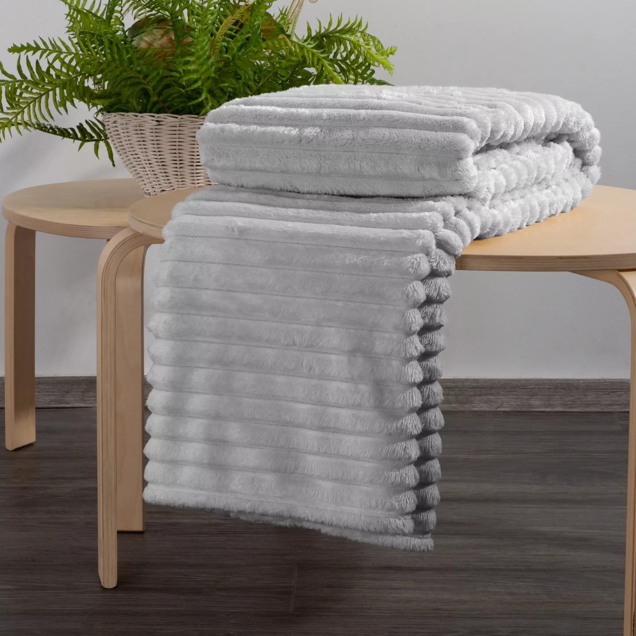 Koc flano 200x220 cm srebrny zdobiony wytłaczanym wzorem z efektem 3D SOFT Design 91