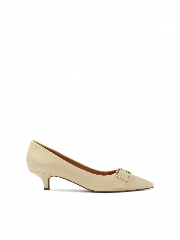 Low leather pumps with buckle