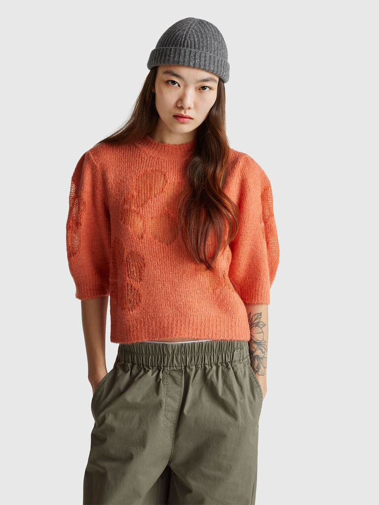 Short sleeve sweater with floral inlay