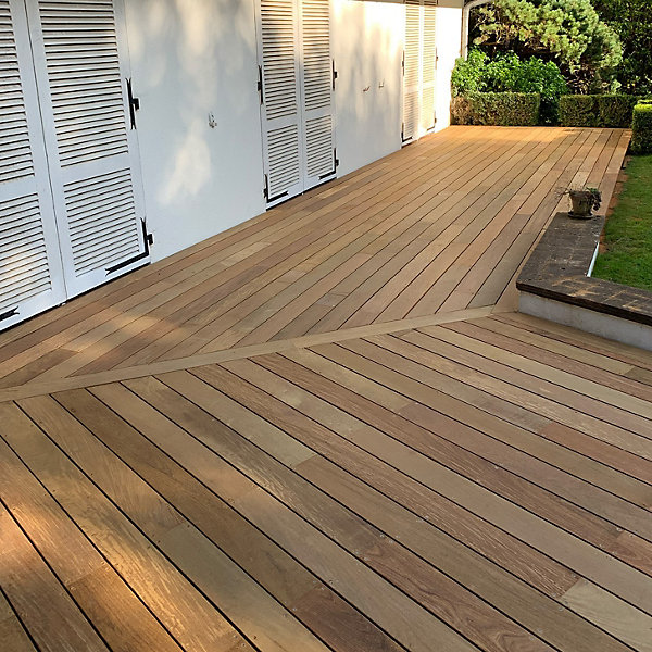 Kit complet terrasse bois exotique IPE pour 1 m², Lames 0,95 m, lambourdes 3,95 m, plots réglables et visserie Inox.