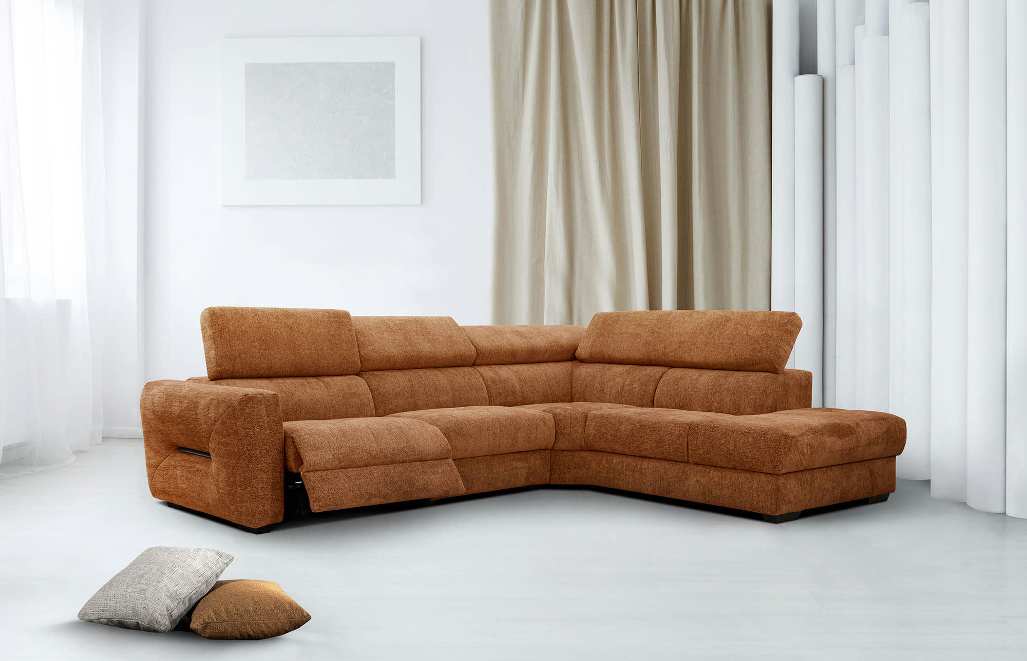 CALVERA - Canapé d'angle droit 5 places avec une relax électrique tissu brique