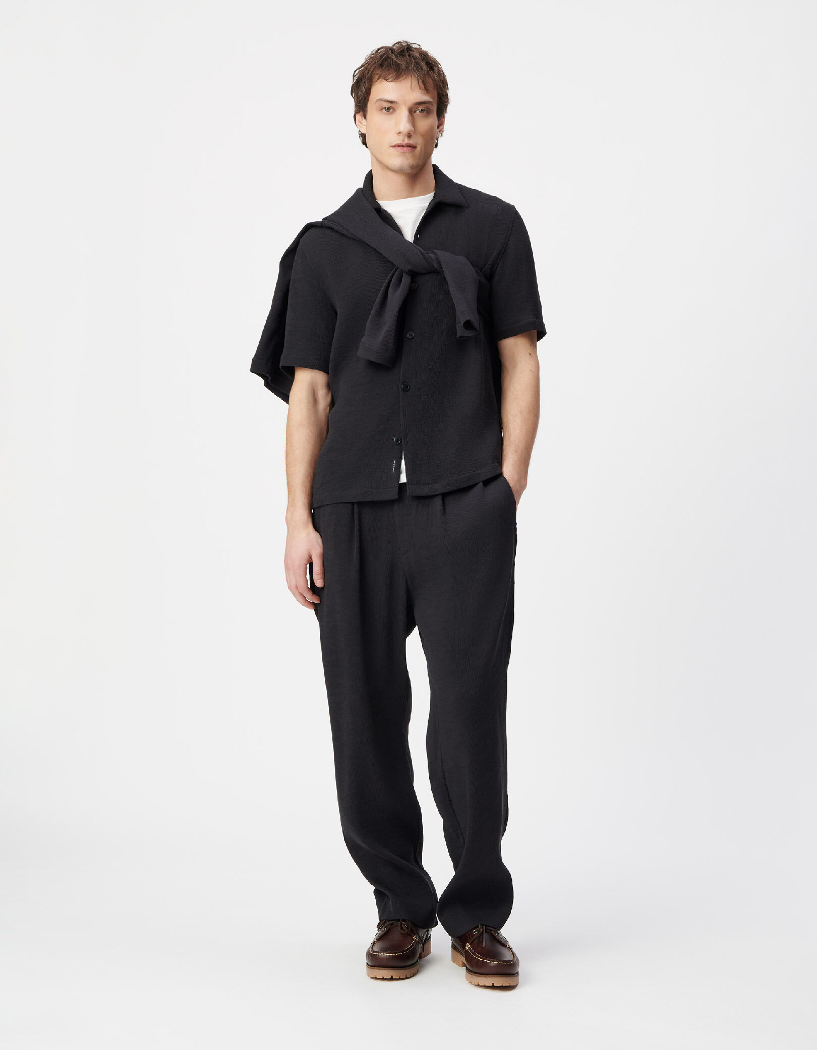 Chemise manches courtes noire tissu plissé Homme