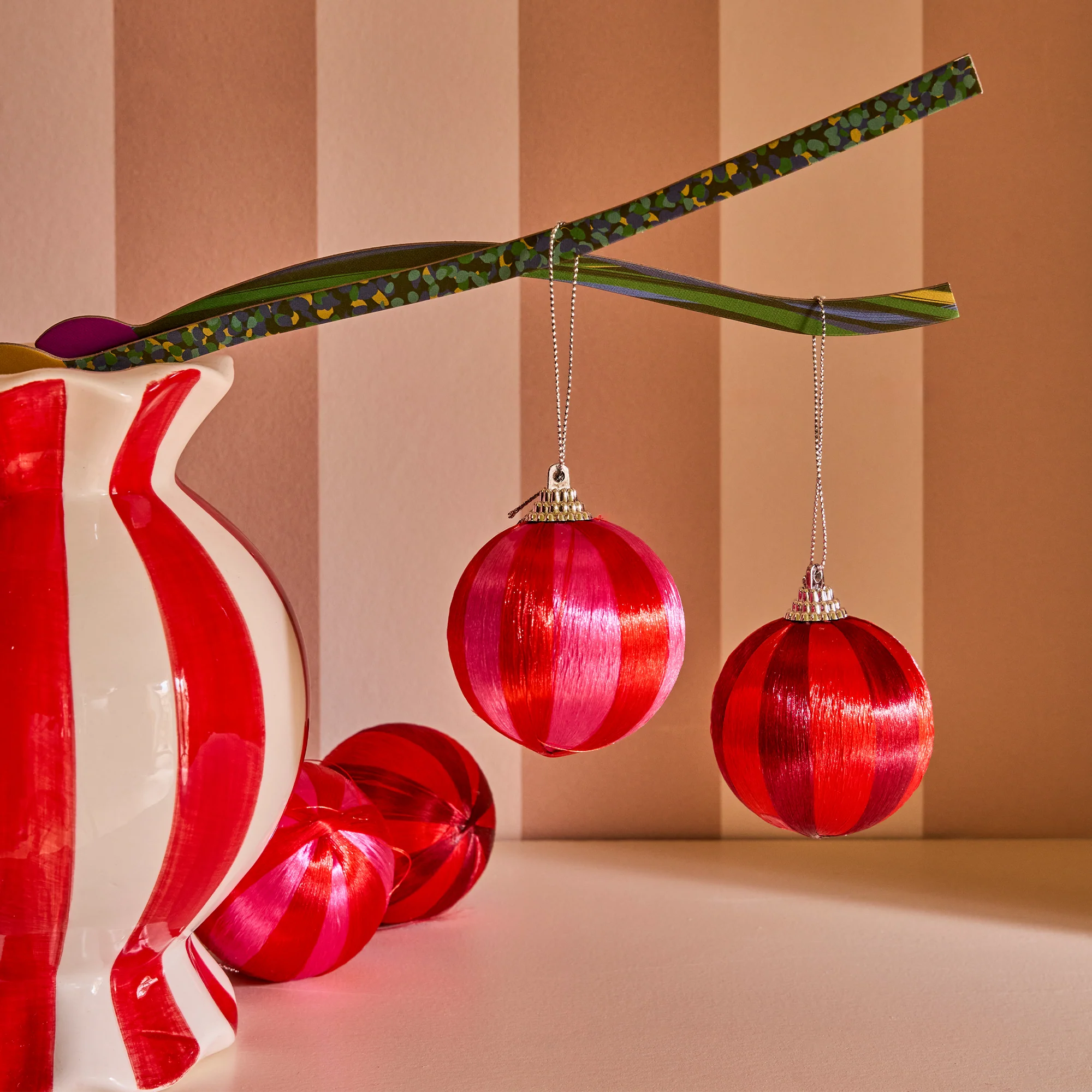 Décoration à suspendre BOULE MOUSSE coloris rouge