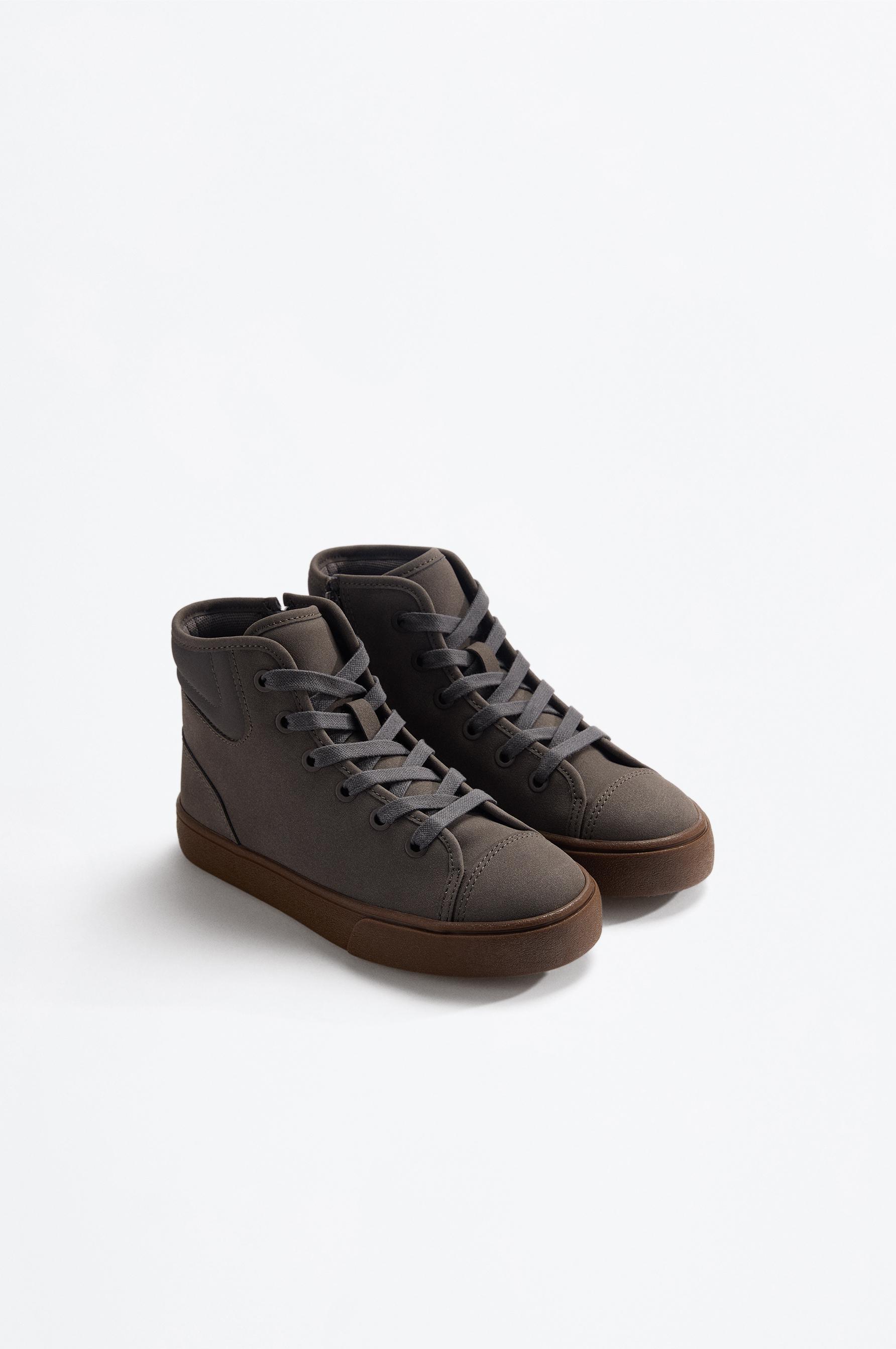 Zapatilla botín efecto suede