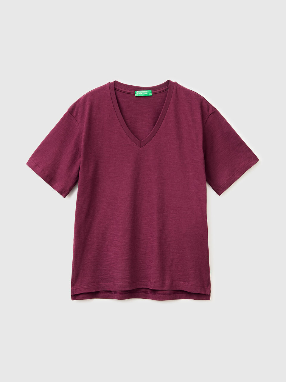 V-neck t-shirt in lightweight cotton