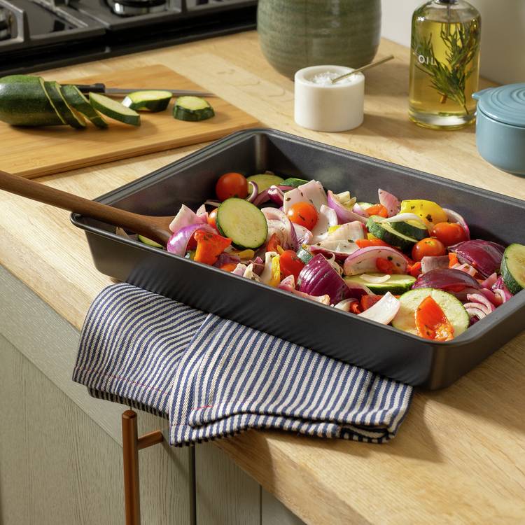 Habitat 34cm Medium Carbon Steel Roaster