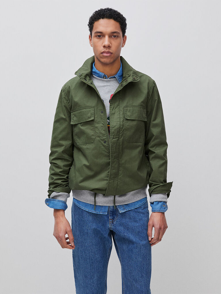 Short jacket with pockets