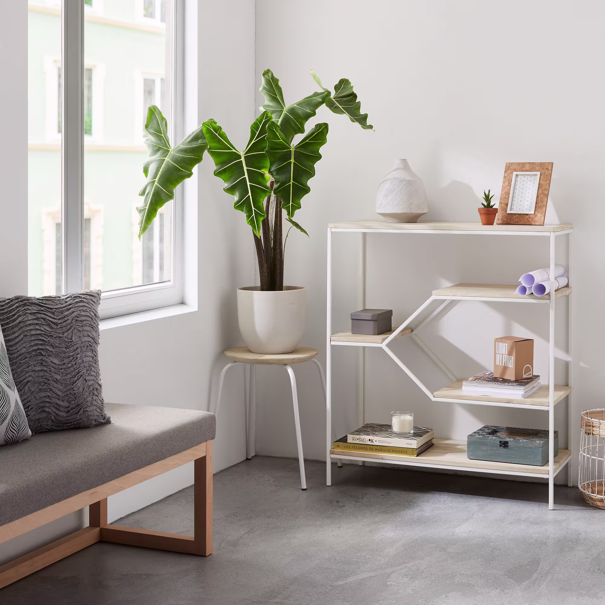 Reposapiés apilable Ren de madera maciza de mango y patas de acero pintado blanco