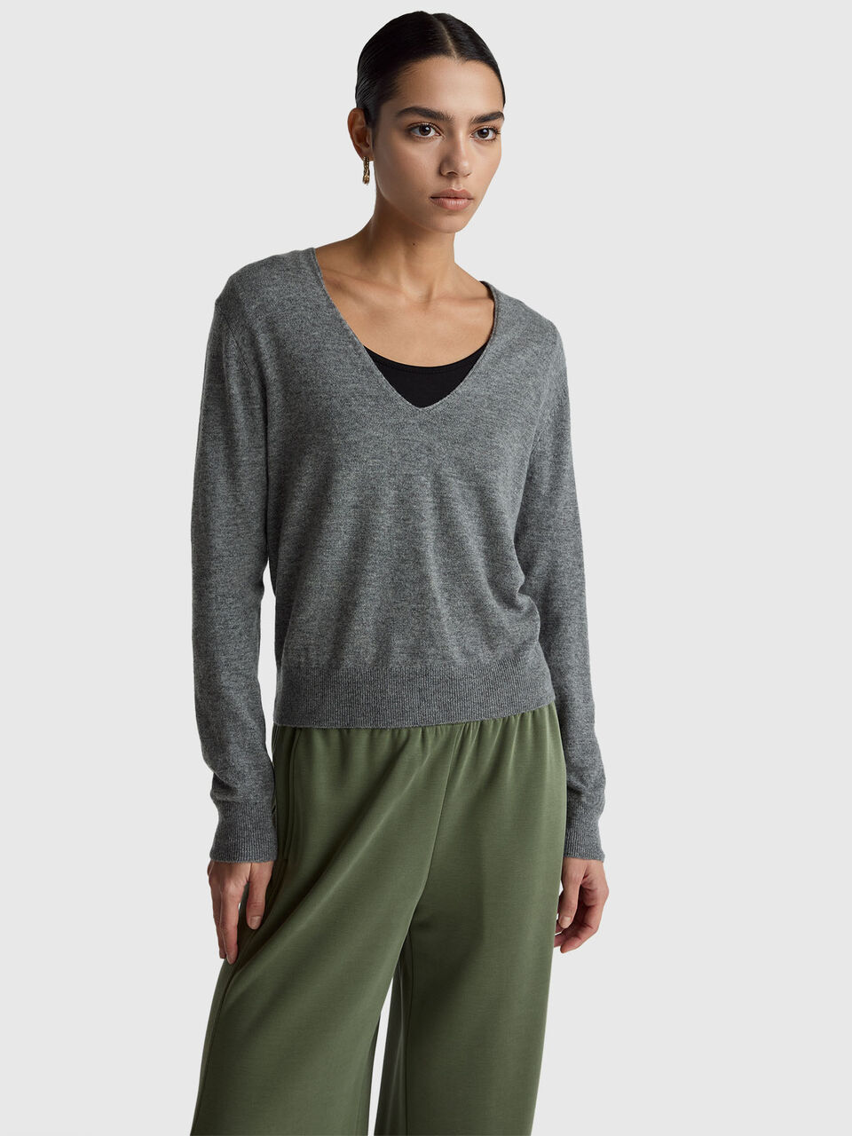 Mouse gray V-neck sweater in pure Merino wool