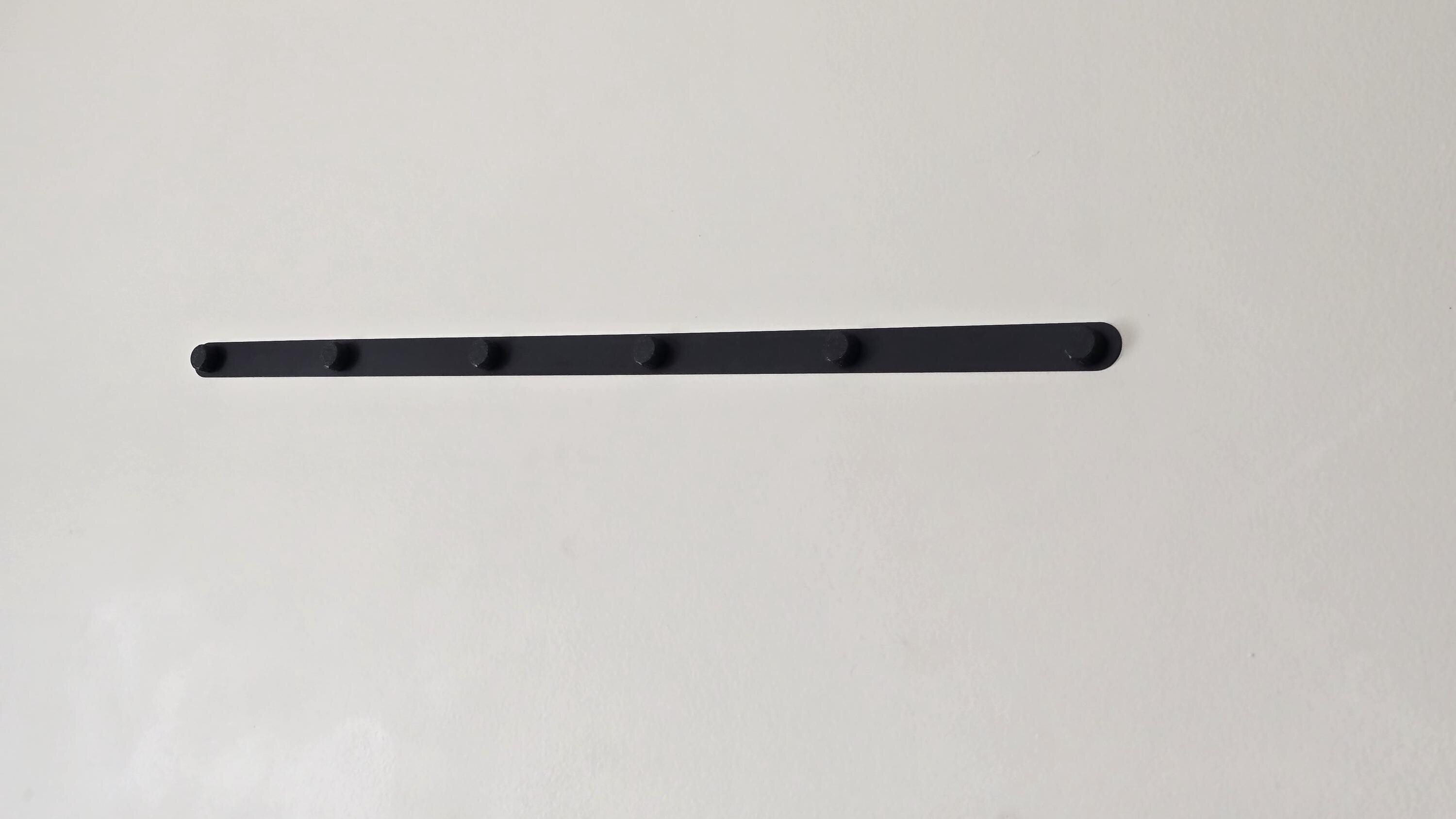 Magnetic picture hanger
