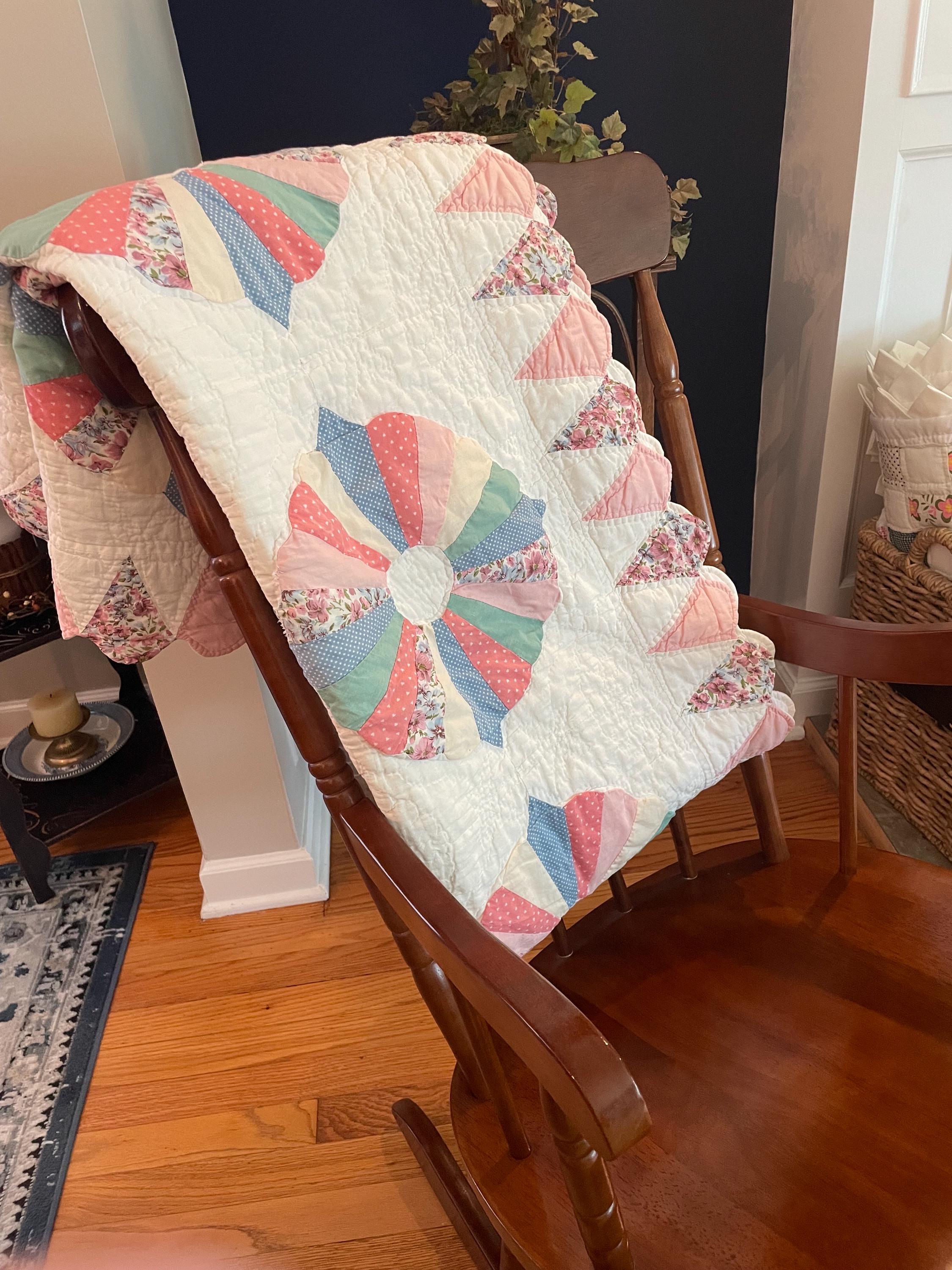 Vintage Arch Quilts Dresden Plate Quilt: Pastel Floral, Scalloped Edge (78
