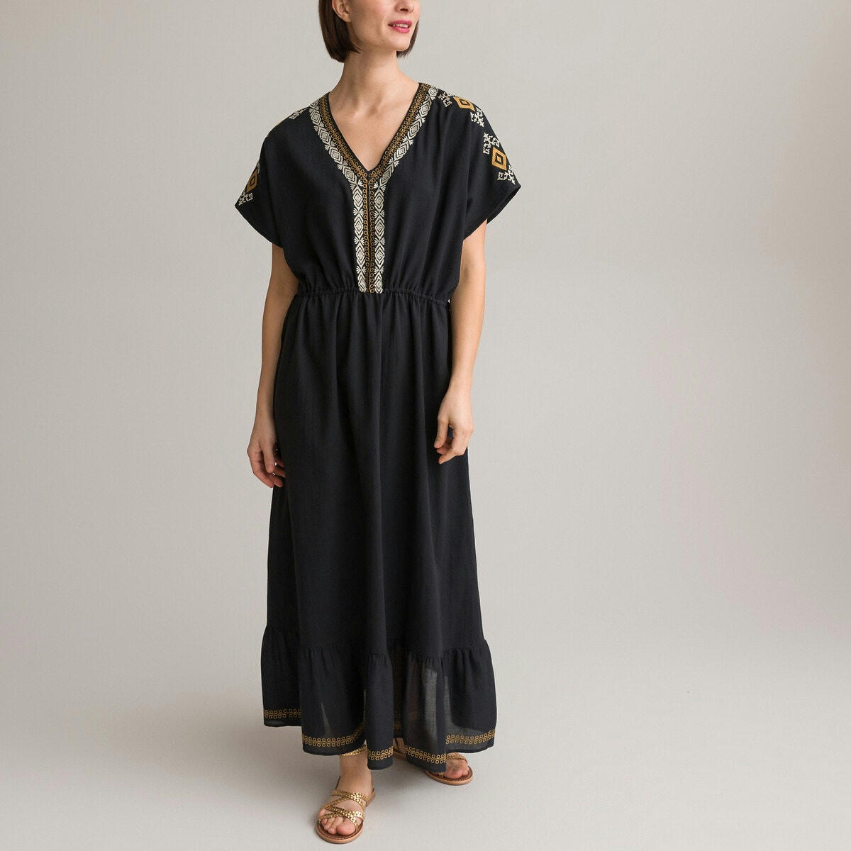Robe brodée, longue, forme évasée