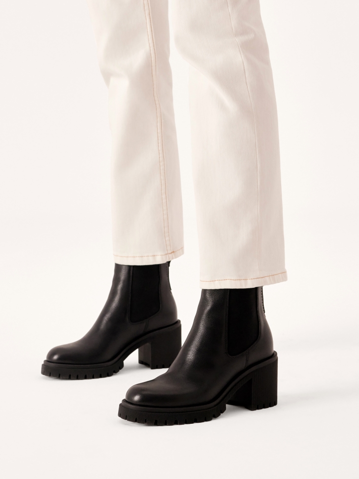 Classic leather boots with elastic inserts
