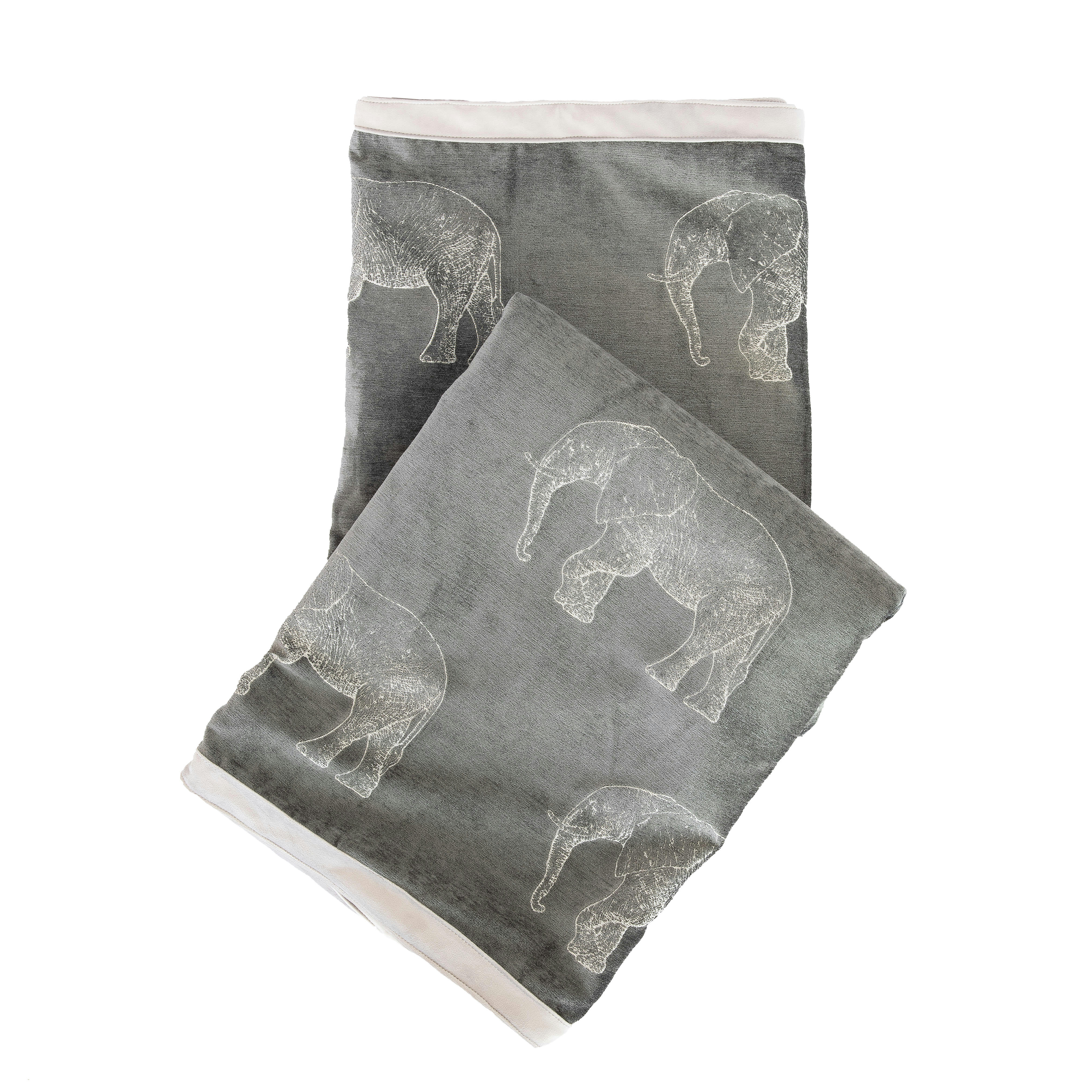 - Plaid en velours gris avec éléphants brodées