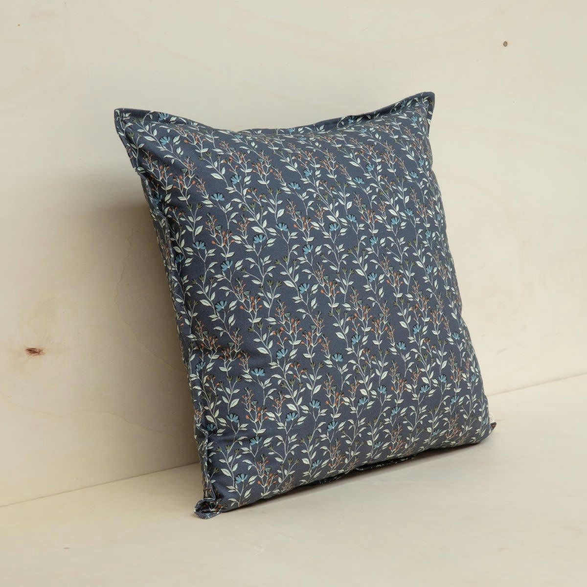 MAINTENANT - Housse de coussin en coton imprimé fleuri bleu foncé 50x50