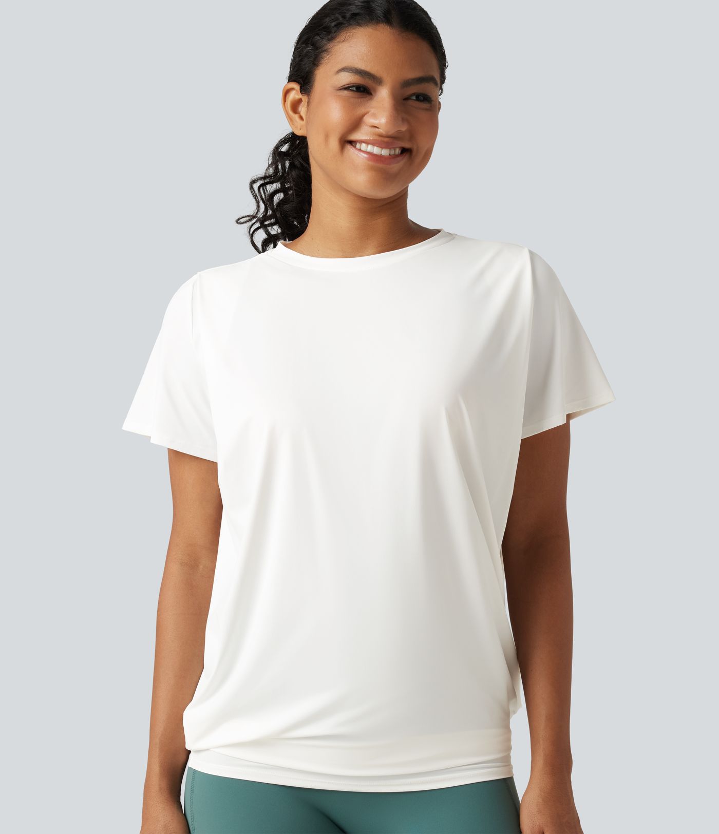Haut de yoga effet frais InstantCool longueur allongée à manches courtes, encolure arrondie, fronces et protection solaire UPF50