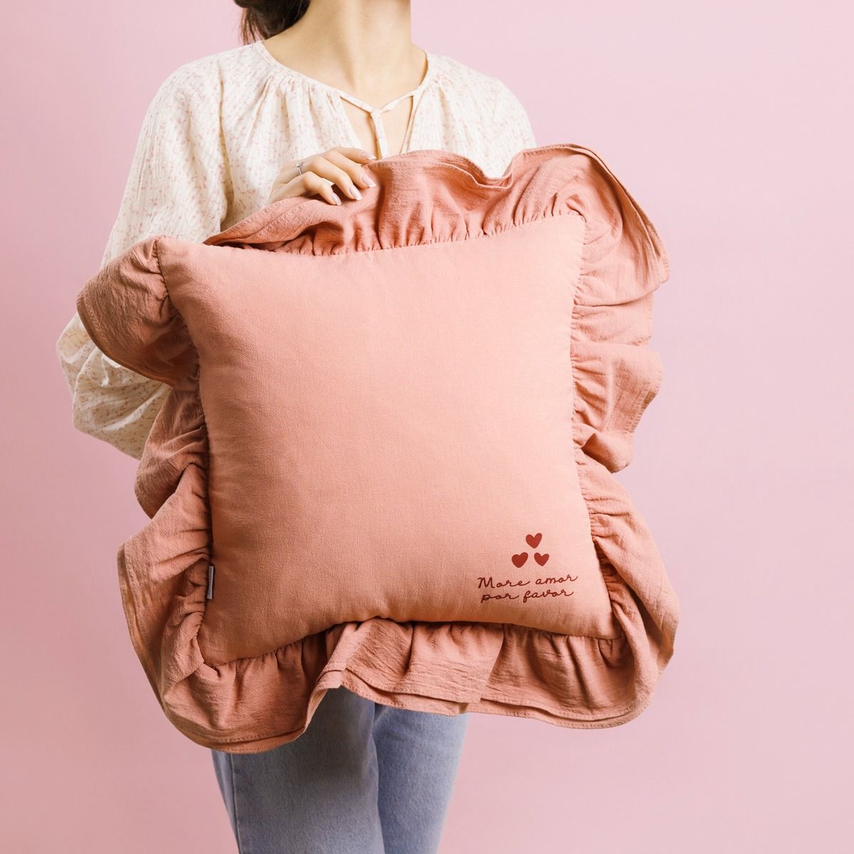 Poszewka CHERISH LOVE bawełniana rożowa z podwójną falbaną 42x42 cm